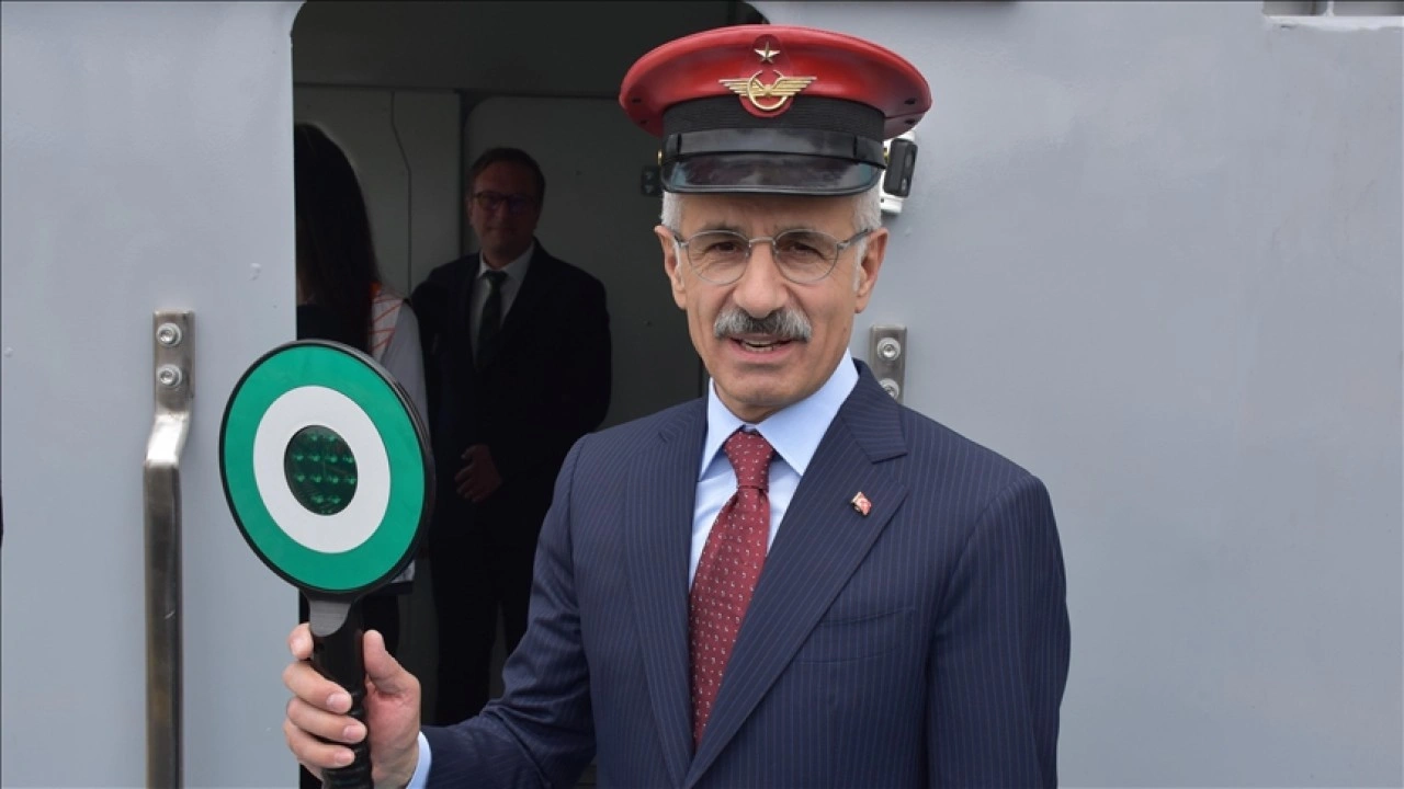 Bakanı Uraloğlu: Demir yolu ağımızı 2028'e kadar 17 bin 500 kilometreye yükseltmeyi hedefliyoru