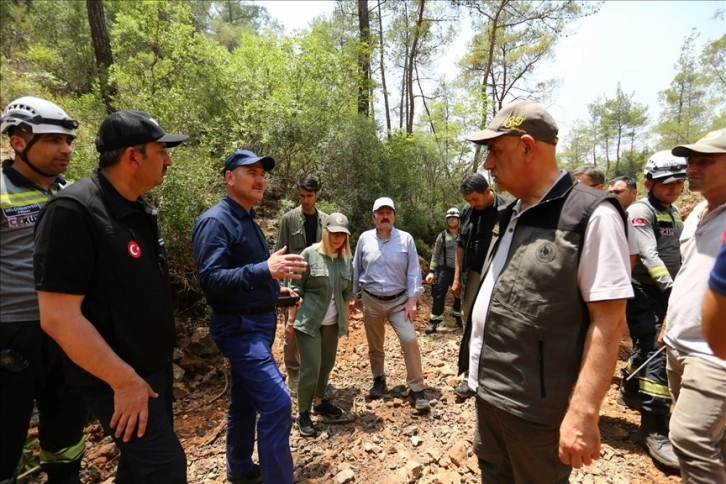 Bakanlar Soylu ve Kirişci, Marmaris'te yangın bölgesinde incelemelerde bulundu