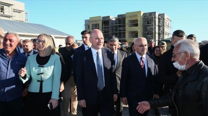 Bakanlar Soylu ve Kurum, İzmir'deki TOKİ konutlarında incelemede bulundu