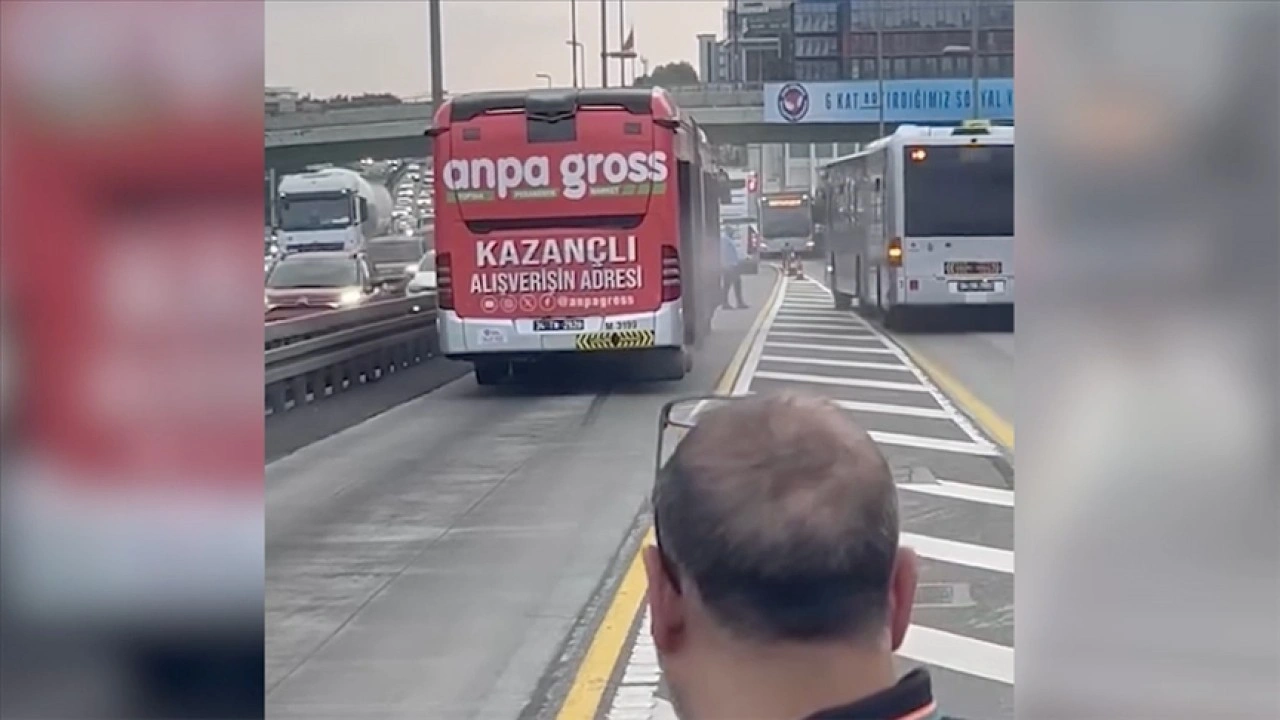 Bakırköy'de motor kısmından duman yükselen metrobüsteki yolcular tahliye edildi