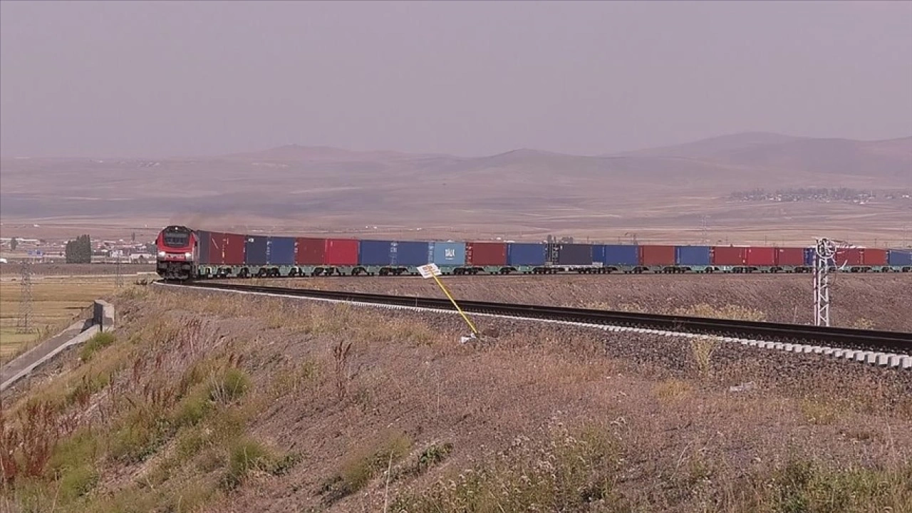 Bakü-Tiflis-Kars Demiryolu hattıyla 7 ayda 250 bin ton yük taşındı