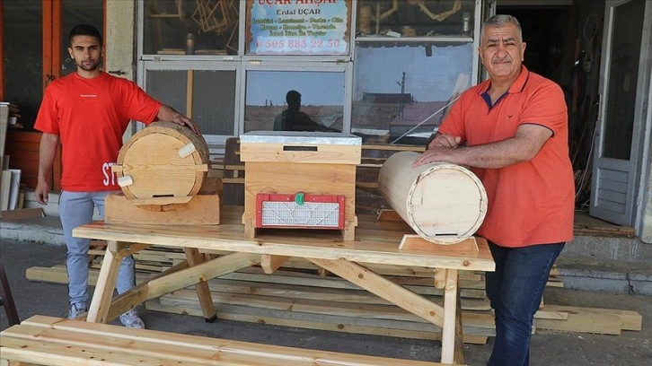 Bal sezonuna hazırlanan arıcılar için kovan ustası baba ve oğlu mesaide