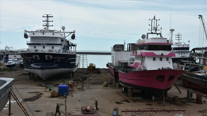 Balıkçı gemileri Trabzon'daki tersanelerde yeni sezona hazırlanıyor