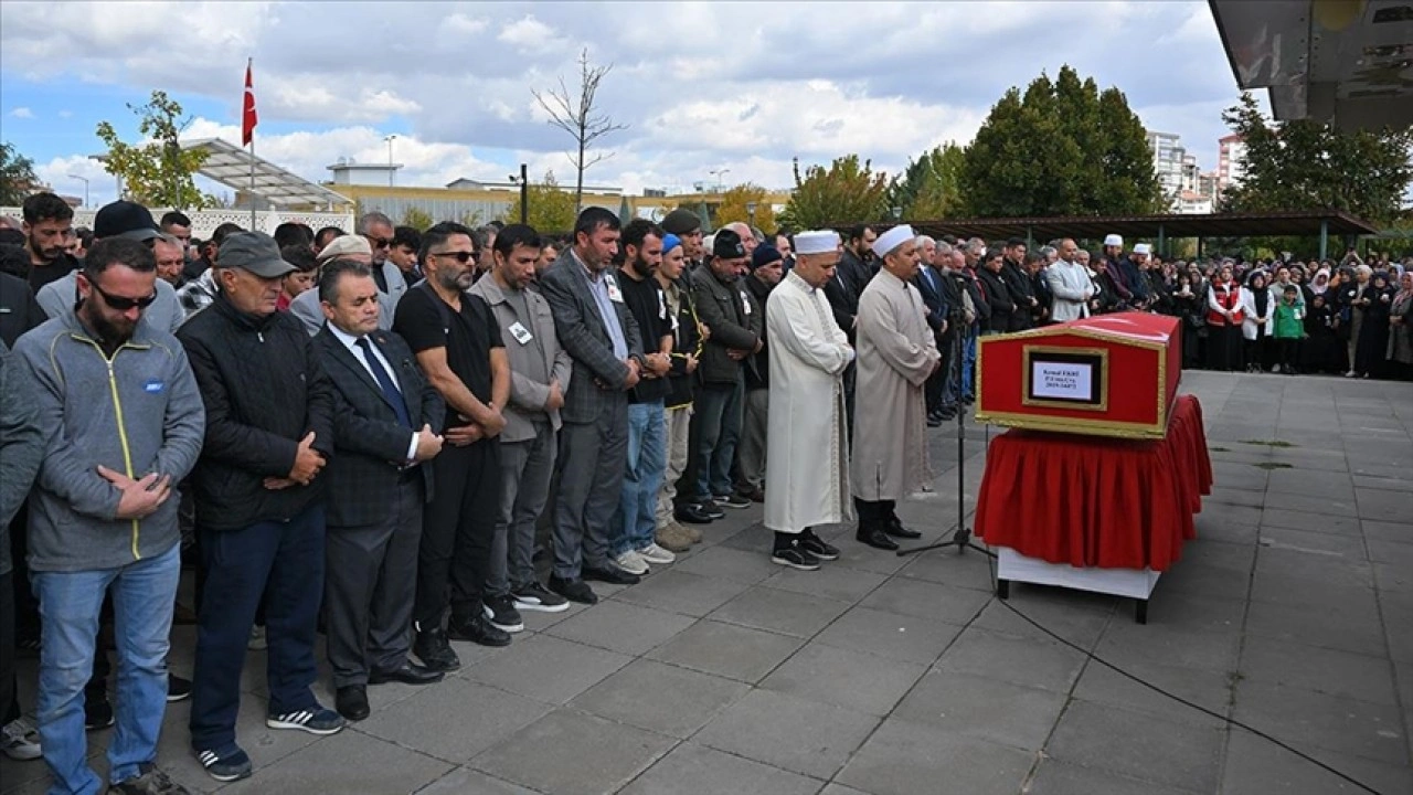 Balıkesir'de cezaevi firarisi tarafından öldürülen uzman çavuş Ekri'nin cenazesi toprağa v