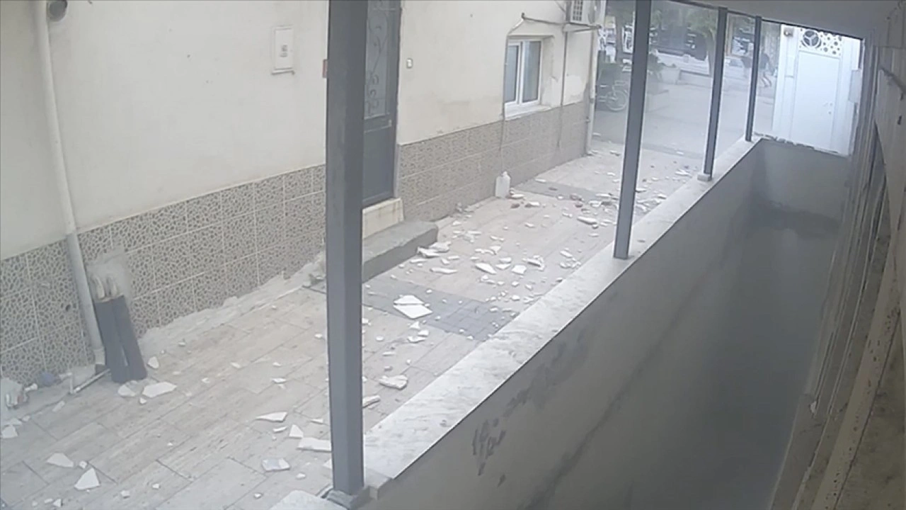 Balıkesir'de depremin şiddetini ve yaşanan paniği gösteren yeni görüntülere ulaşıldı