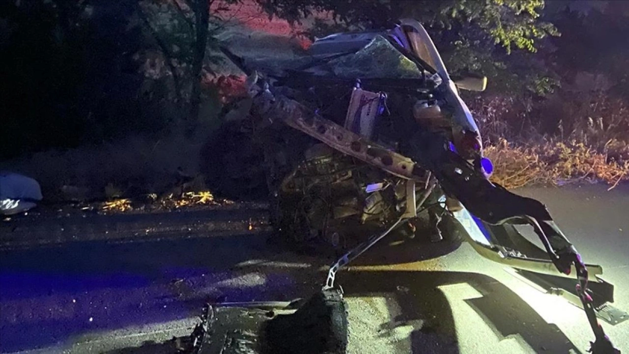 Balıkesir'de otomobilin tıra çarptığı kazada 4 kişi öldü