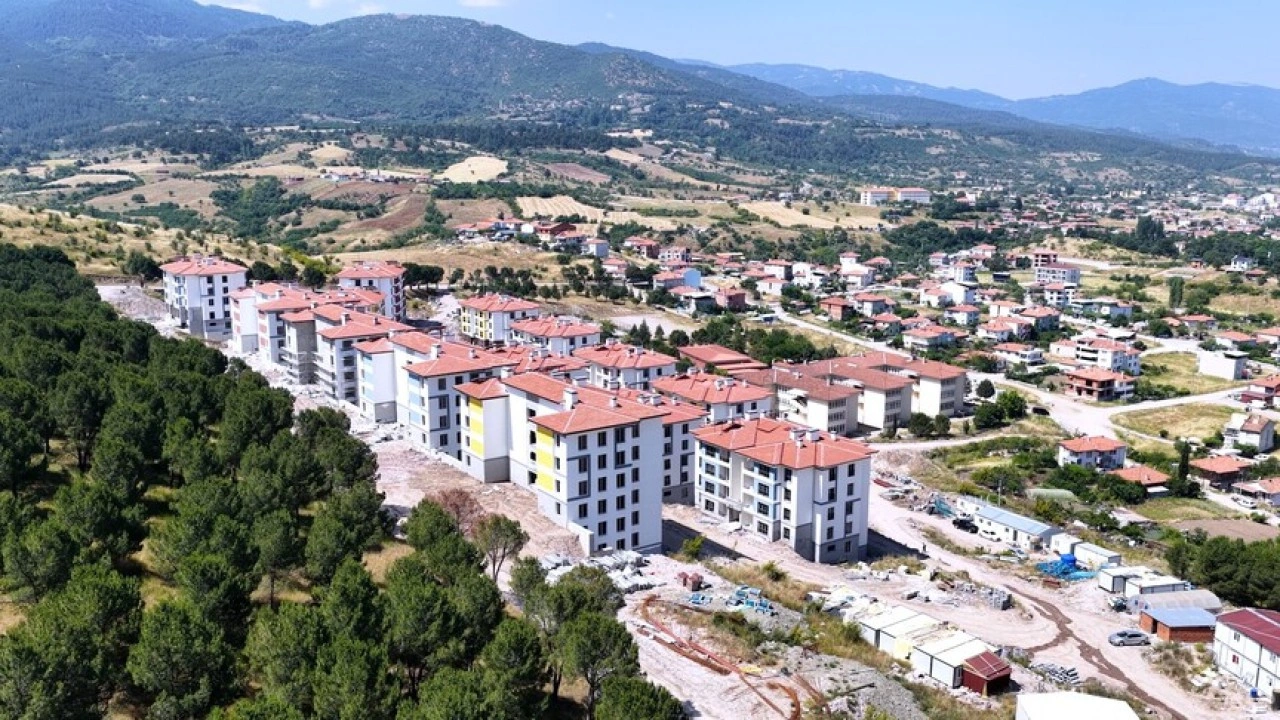 Balıkesir'deki depremlerin ardından 305 konut ve 1 iş yeri, yarın hak sahiplerine teslim edilec