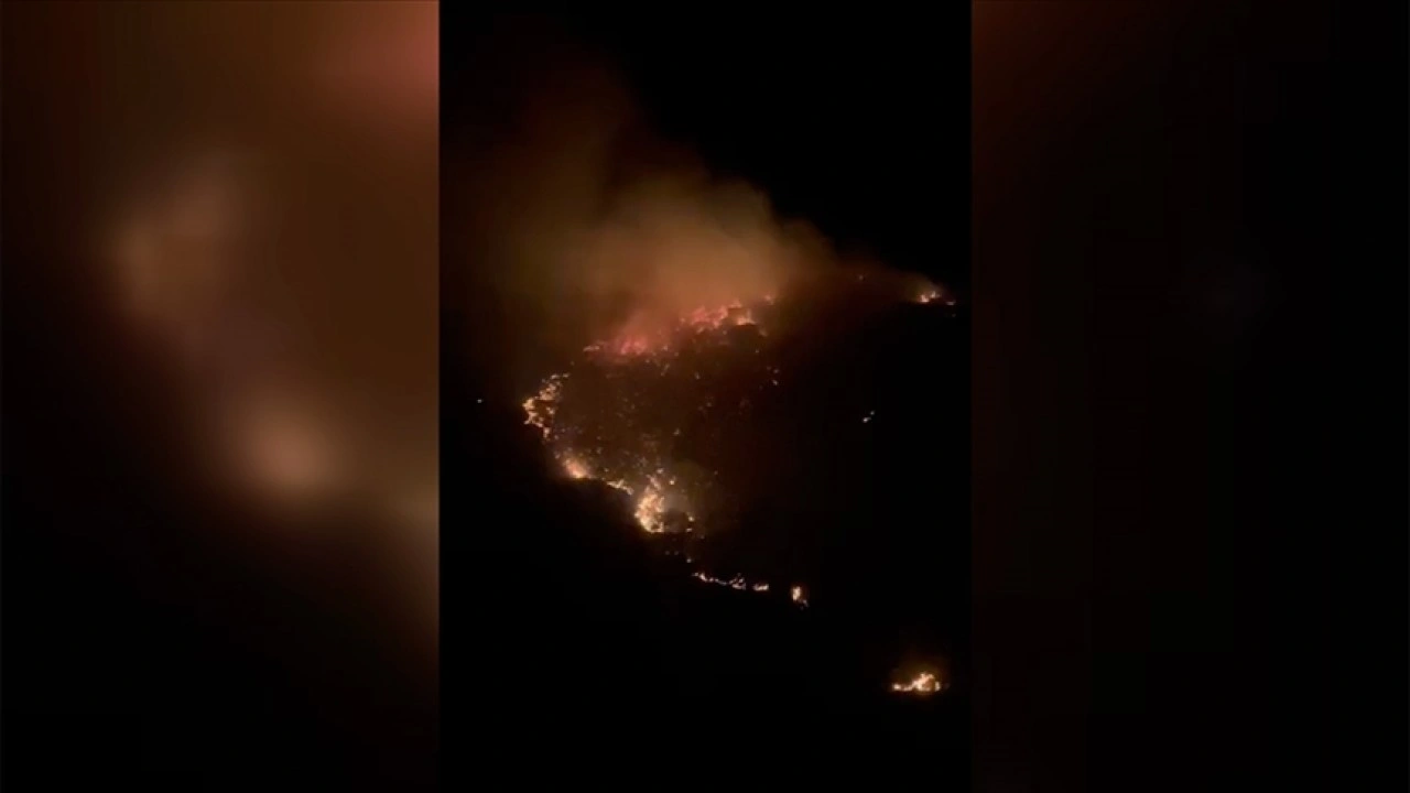 Balıkesir Marmara Adası'nda çıkan yangına müdahale ediliyor