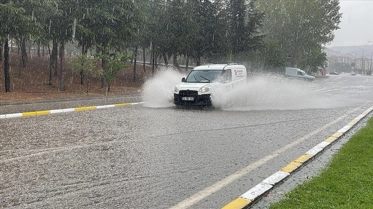 Balıkesir'de sağanak hayatı olumsuz etkiledi