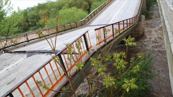 Balıkesir'de sağanak nedeniyle zarar gören köprü ulaşıma kapatıldı