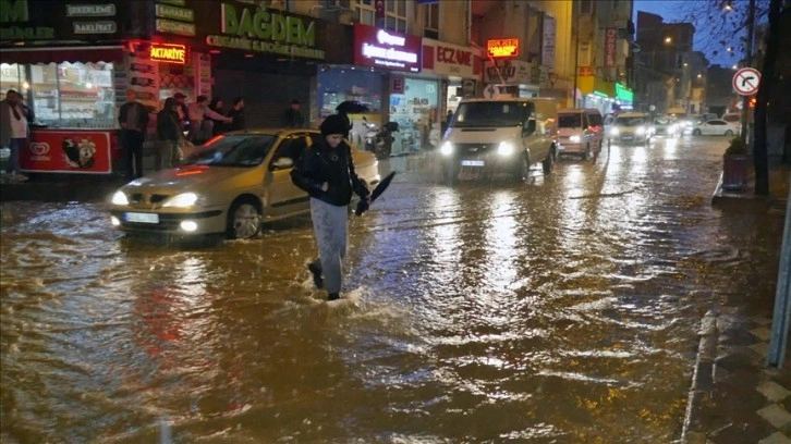 Balıkesir'de sağanak yağış dolayısıyla ev ve iş yerlerini su bastı