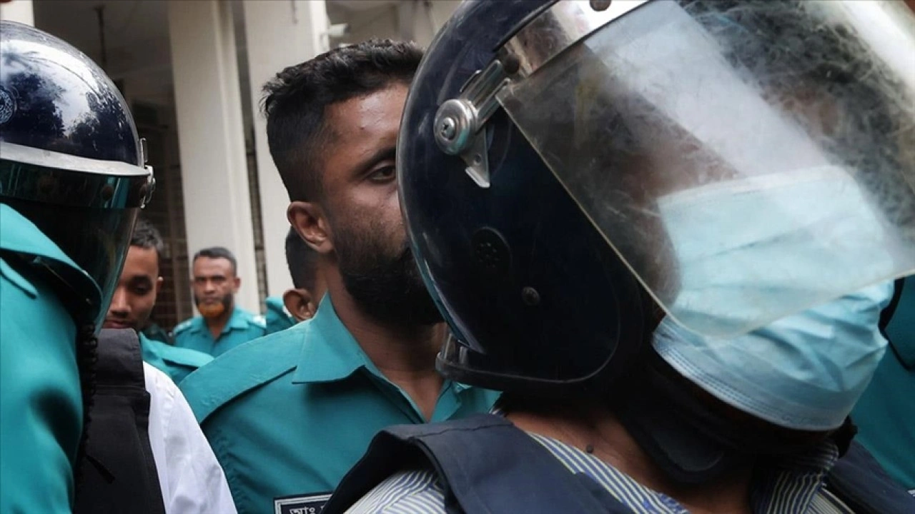Bangladeş'te idam mahkumu eski Başbakan ve yeğenine yolsuzluktan hapis cezası