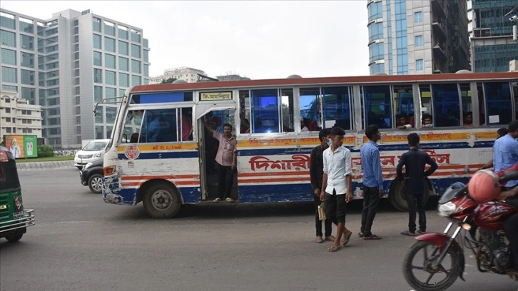 Bangladeş'te muhalefet partileri seçimlerin iptali talebiyle 48 saatlik ulaşım ablukası başlatt