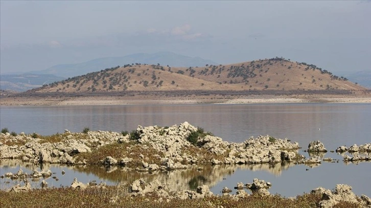 Barajda sular çekilince lav kalıntıları ortaya çıktı