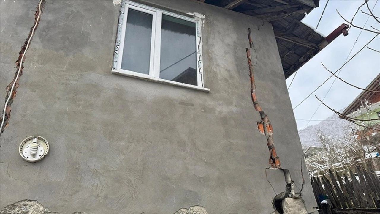 Bartın'da heyelan nedeniyle 15 evde &ccedil;atlaklar oluştu