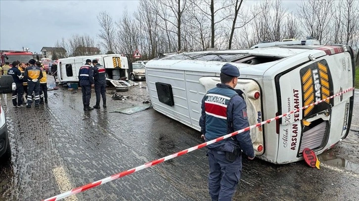 Bartın'da işçi servislerinin çarpıştığı kazada 1 kişi öldü, 27 kişi yaralandı