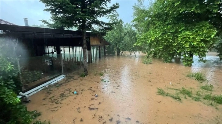 Bartın'da sağanak nedeniyle ırmak taştı, ev ve iş yerlerini su bastı