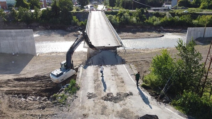 Bartın'da selde hasar gören köprü yıkılıyor