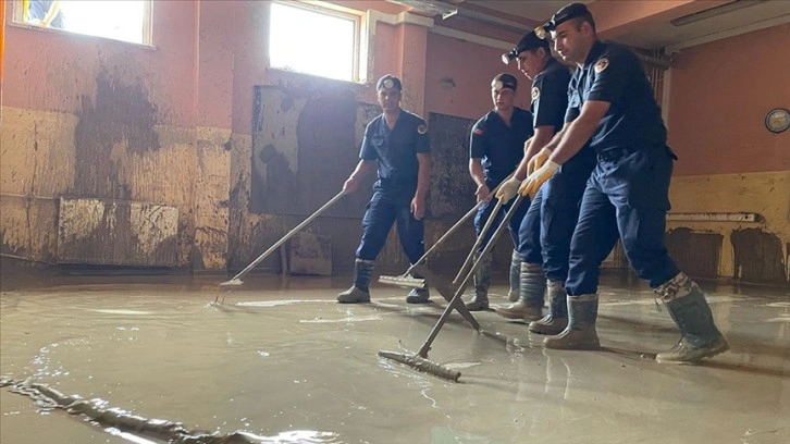 Bartın'da selden zarar gören okulları jandarma temizliyor
