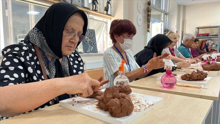 Bartın'da yaşlılar üniversite sıralarında aldıkları eğitimlerle sosyalleşiyor