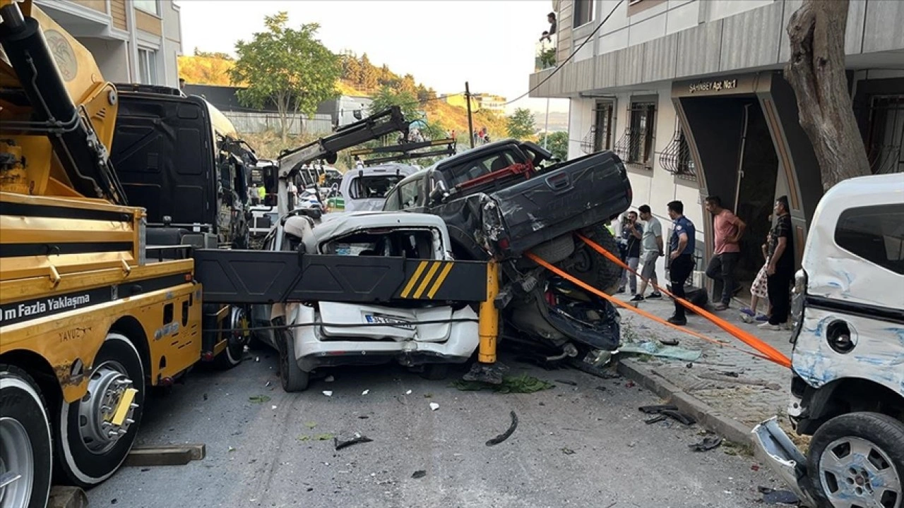 Başakşehir'de kontrolden çıkan vinç 23 araca çarpıp hasar verdi