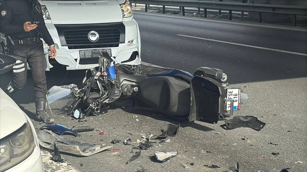 Başakşehir'de motosikletlinin adeta ölümden döndüğü kaza anı kamerada