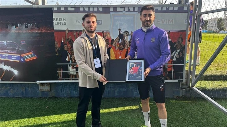 Başakşehir formasıyla 500. maçına çıkan Mahmut Tekdemir'e taraftarlardan ödül