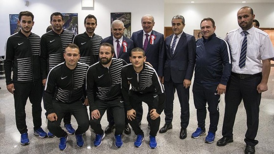 Başbakan Yıldırım, İETT Futbol Takımı'nı kabul etti