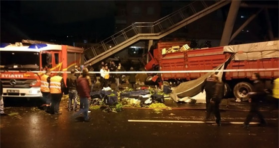 Başkent’te kamyon üst geçide çarptı: 1 ölü, 1 yaralı