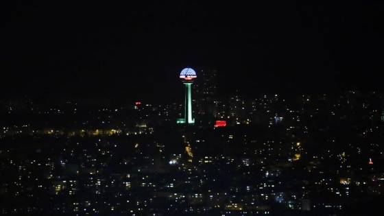 Başkentin sembolü Atakule Azerbaycan Bayrağı'nın renkleriyle ışıklandırıldı