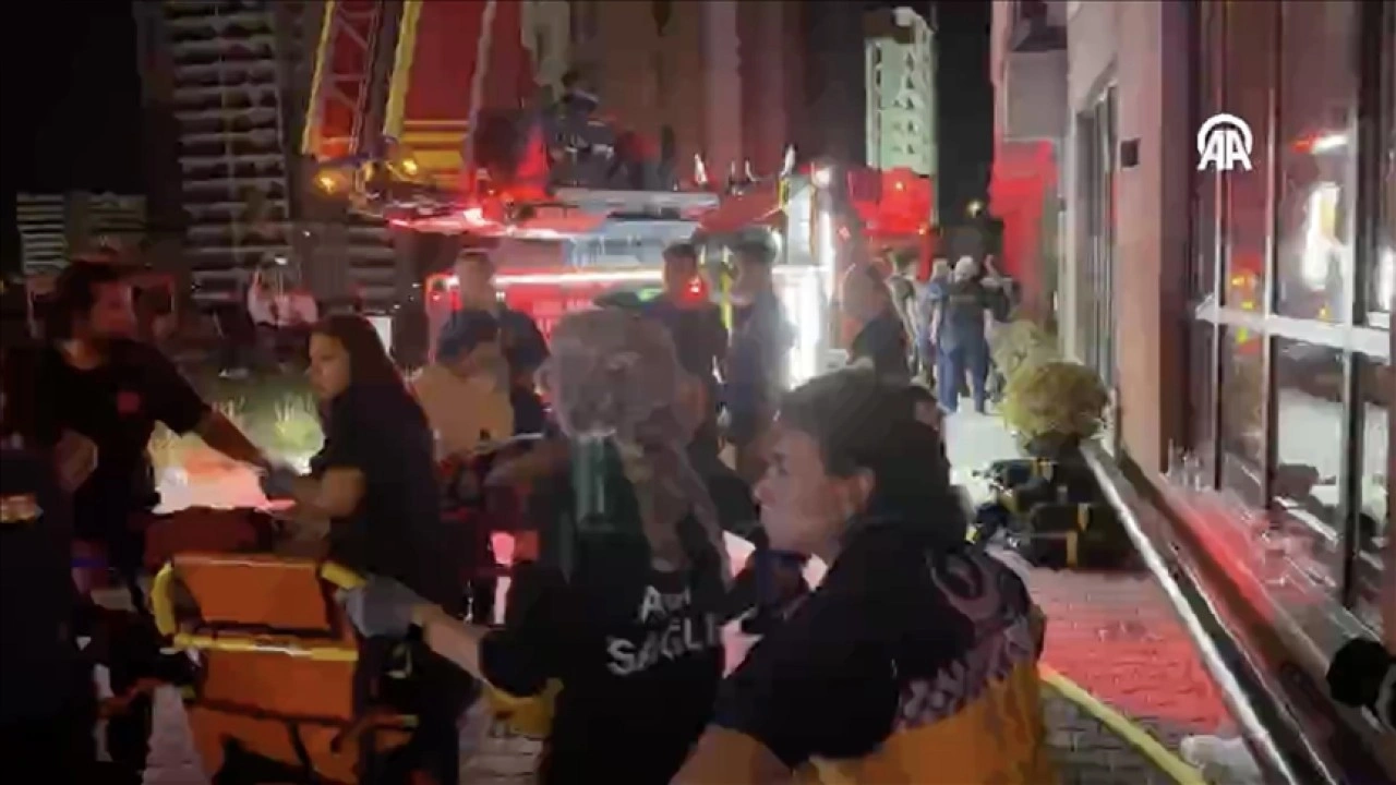 Başkentte 26 katlı binada çıkan yangına müdahale ediliyor