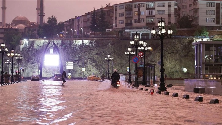 Başkentte akşam saatlerinde yeniden etkili olan sağanak hayatı zorlaştırdı