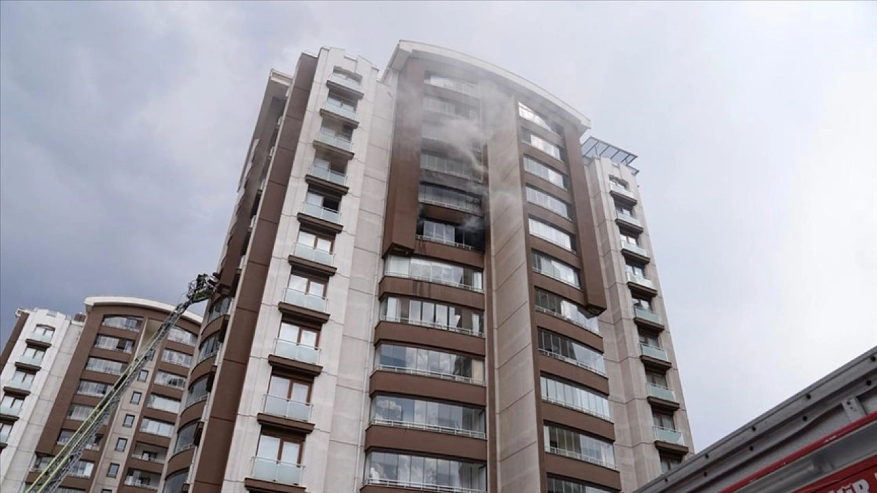 Başkentte bir apartmanda çıkan yangında dumandan etkilenen anne ve oğlu hastaneye kaldırıldı