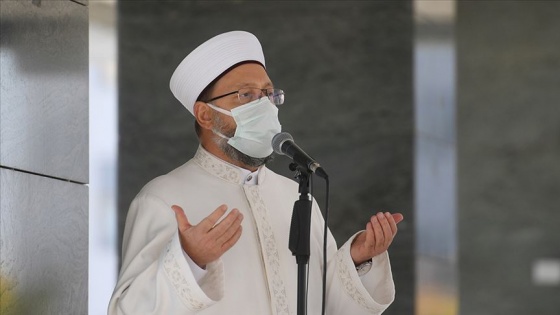 Başkentte cuma namazı kıldıran Erbaş hutbede de temizliğin önemine dikkat çekti