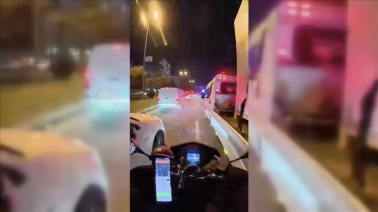 Başkentte trafikte kalan ambulansa yolu motokurye a&ccedil;tı