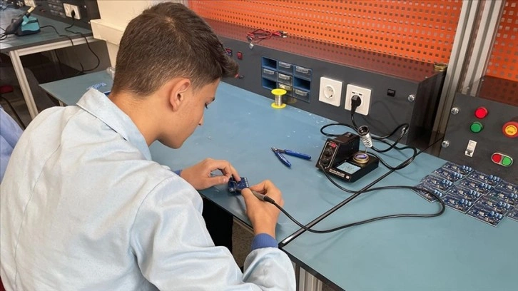 Başkentteki meslek lisesi elektronik kart üretimiyle öne çıktı