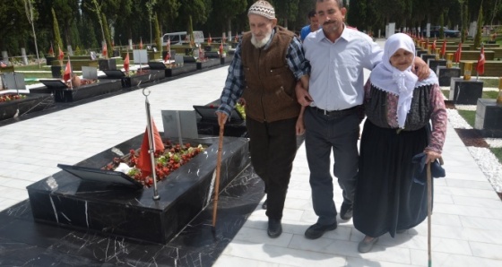 Bastonuyla maden şehitliğe koştu