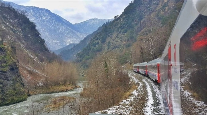 Batı Karadeniz Ekspresi, yolcularını tarih ve doğayla buluşturuyor