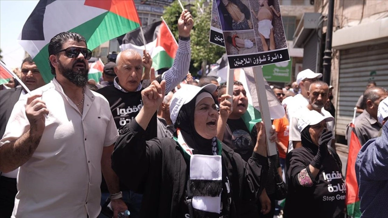 Batı Şeria'da binlerce Filistinli Gazze'deki soykırımı protesto etti