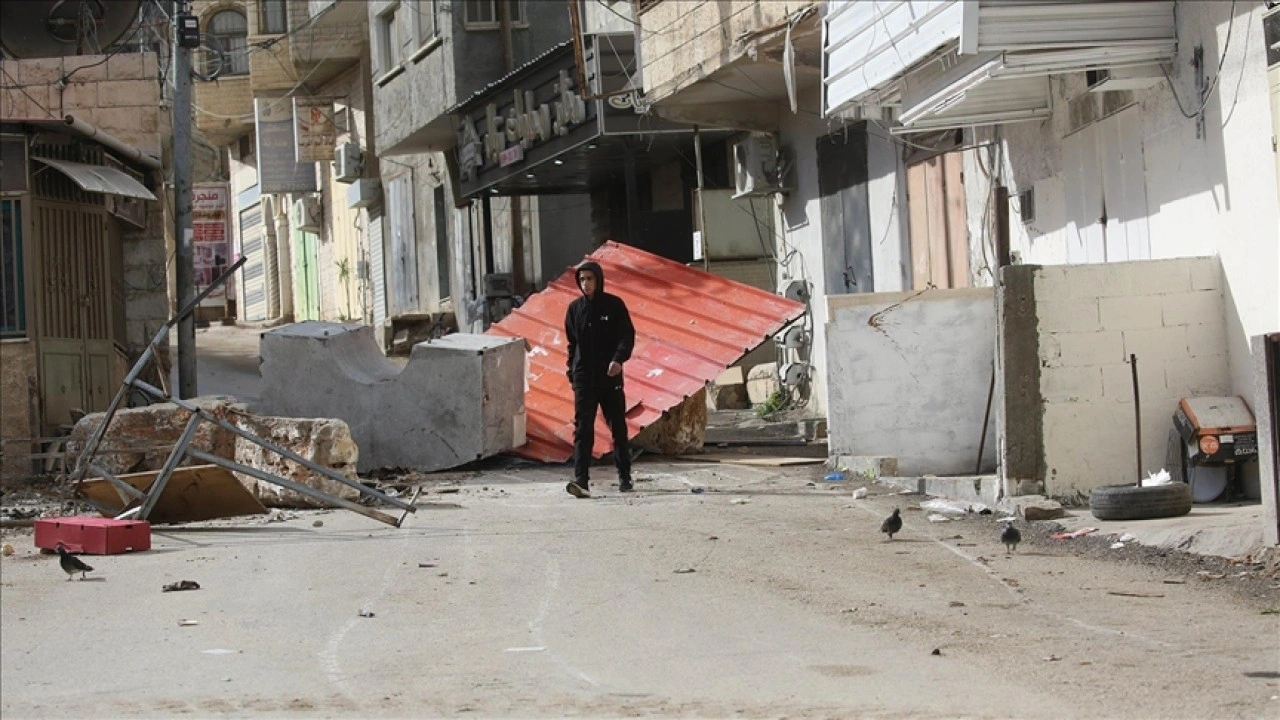 Batı Şeria&rsquo;da Filistin topraklarını gasbeden İsrailliler, Filistinlilerin m&uuml;lklerine saldırdı