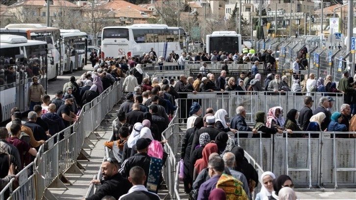 Batı Şeria'daki Filistinliler İsrail'in çıkardığı zorluklara rağmen Aksa'ya gelmekten mutlu