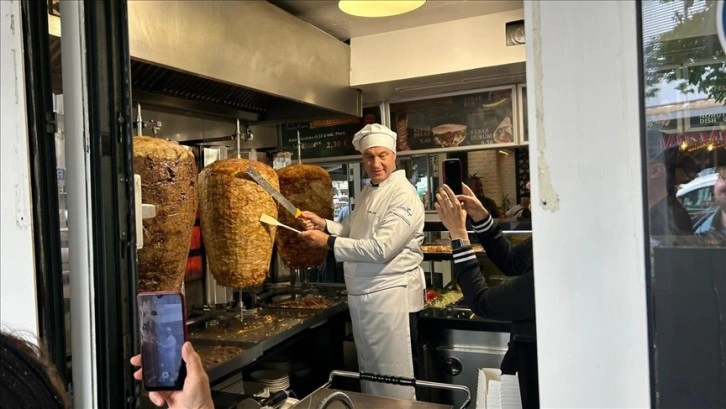 Bavyera Eyalet Başbakanı Söder, döner ısmarlayacağı takipçileri için döner kesme denemesi yaptı