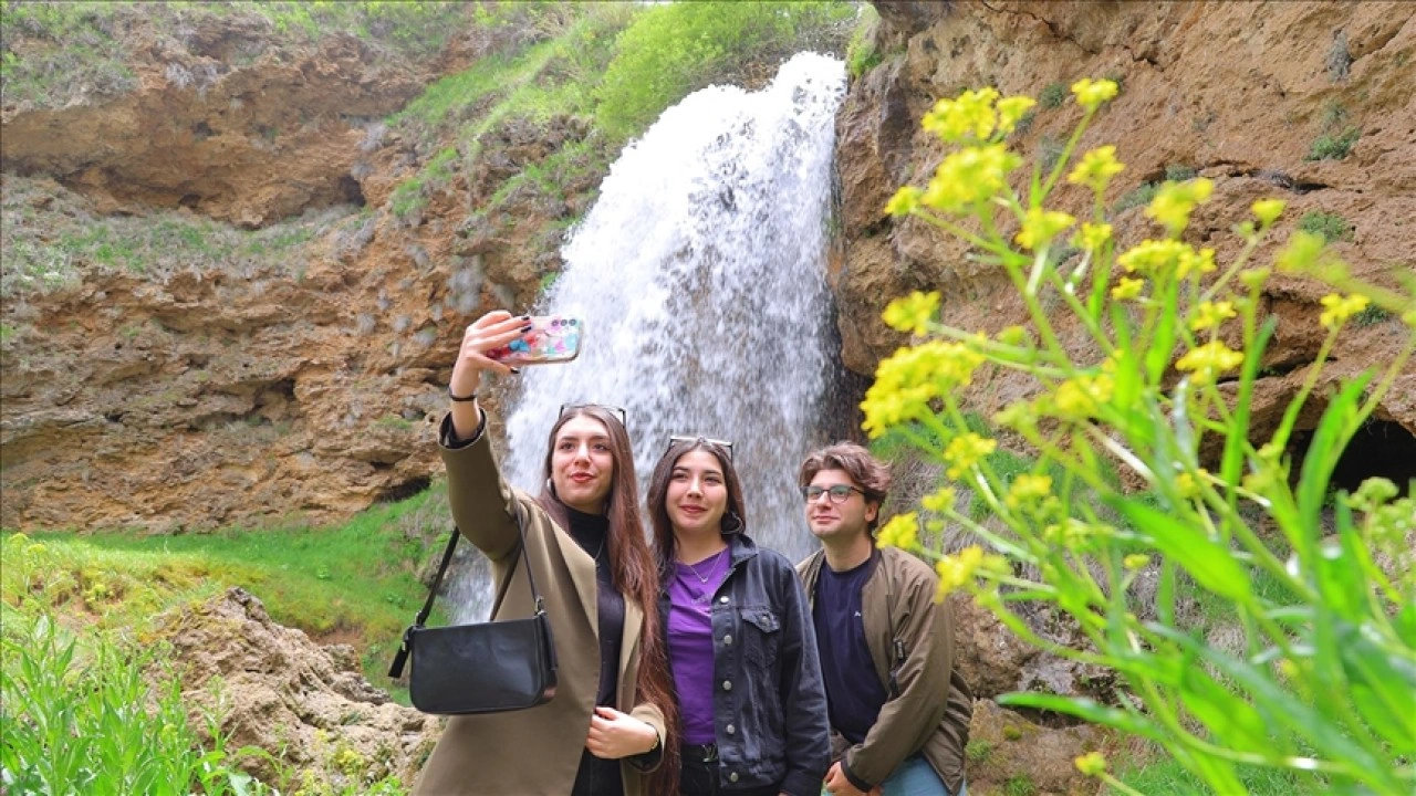 Bayburt'ta yeşilin tonları arasındaki Sırakayalar Şelalesi ilgi görüyor
