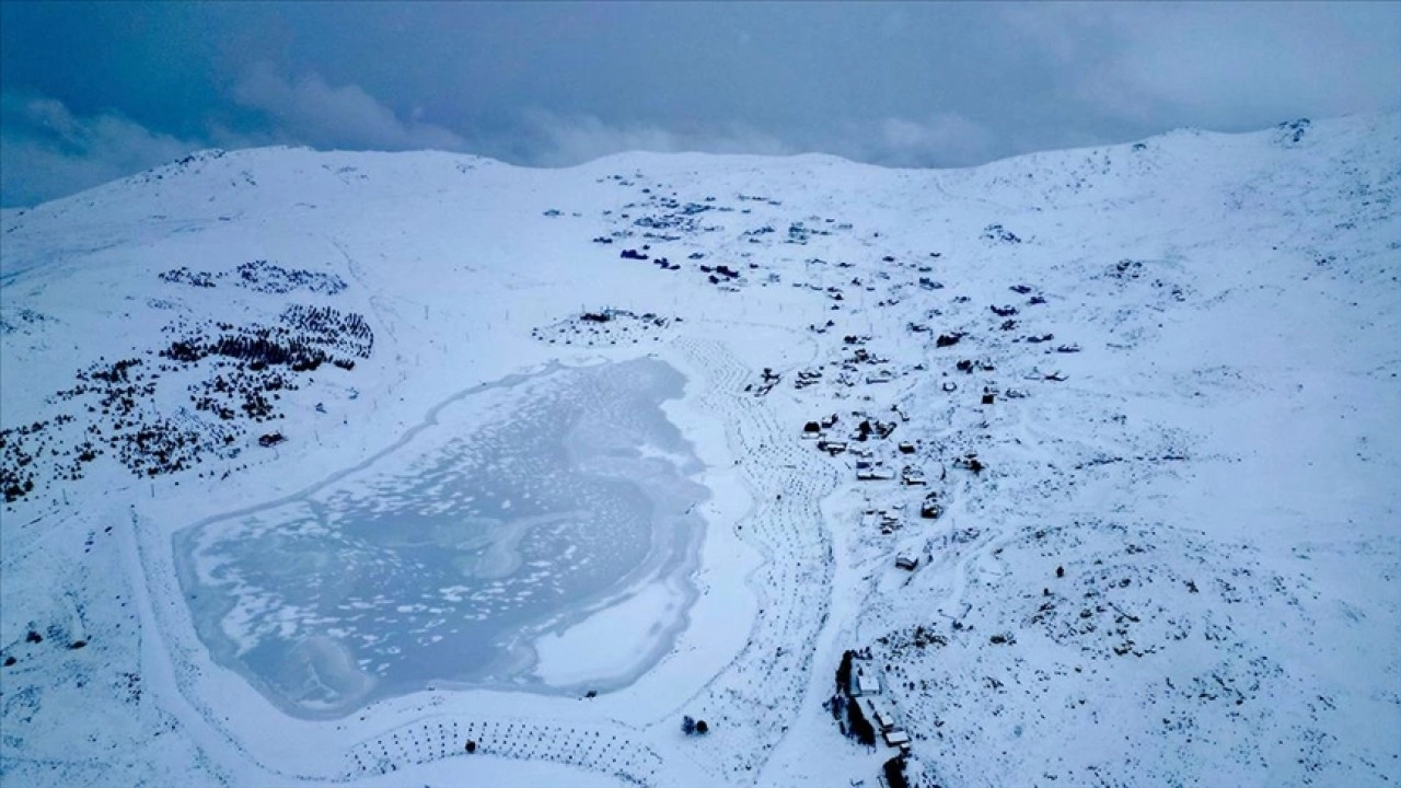 Bayburt'taki Aydıntepe G&ouml;leti'nin y&uuml;zeyi buz tuttu