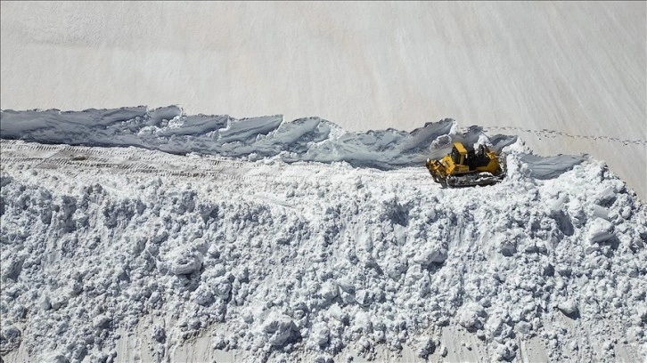 Bayburt'ta ekipler ilkbaharda iş makinesinin boyunu aşan karla mücadele ediyor