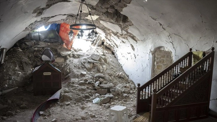 Bayezid-i Bistami Türbesi de depremde zarar gördü