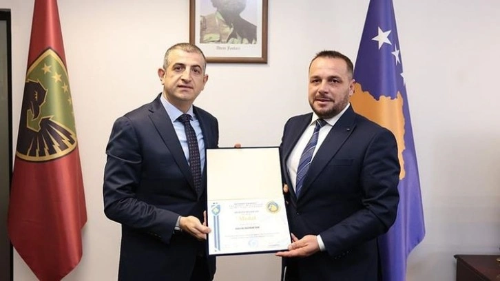Baykar Genel Müdürü Haluk Bayraktar'a, Kosova’da üstün hizmet madalyası verildi