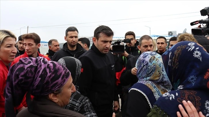 Baykar Yönetim Kurulu Başkanı Bayraktar, Adıyaman'da TEKNOFEST çadırında çocuklarla buluştu