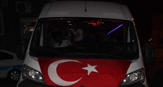 Bayrak çekilmiş araçla mülteci nakli polise takıldı