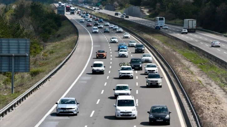 Bayram tatili dönüş trafiği yoğunluğu sürüyor